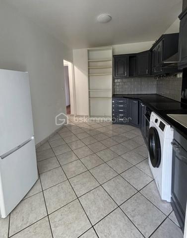 Situé en plein ceur de Blanc-Mesnil, découvrez ce superbe appartement de 44 m2 entièrement rénové récemment, niché dans une petite copropriété de seulement 4 appartements. Ce bien lumineux et parfaitement agencé se compose d'une entrée accueillante, une spacieuse chambre, un séjour confortable avec coin cuisine, une salle d'eau moderne avec WC. Vous profiterez également d'une cave en sous-sol. Grâce à sa localisation idéal en centre-ville, ses faibles charges et ses prestations de qualité, ce bien représente une opportunité parfaite pour tout type d'investissement locatif. Produit rare sur le secteur, à visiter sans tarder.