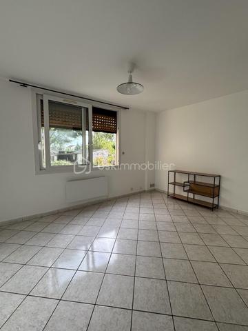 Situé en plein ceur de Blanc-Mesnil, découvrez ce superbe appartement de 44 m2 entièrement rénové récemment, niché dans une petite copropriété de seulement 4 appartements. Ce bien lumineux et parfaitement agencé se compose d'une entrée accueillante, une spacieuse chambre, un séjour confortable avec coin cuisine, une salle d'eau moderne avec WC. Vous profiterez également d'une cave en sous-sol. Grâce à sa localisation idéal en centre-ville, ses faibles charges et ses prestations de qualité, ce bien représente une opportunité parfaite pour tout type d'investissement locatif. Produit rare sur le secteur, à visiter sans tarder.