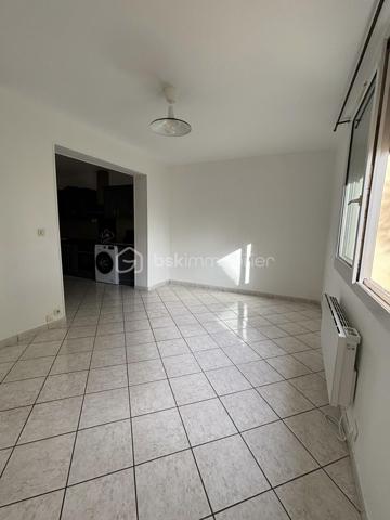 Situé en plein ceur de Blanc-Mesnil, découvrez ce superbe appartement de 44 m2 entièrement rénové récemment, niché dans une petite copropriété de seulement 4 appartements. Ce bien lumineux et parfaitement agencé se compose d'une entrée accueillante, une spacieuse chambre, un séjour confortable avec coin cuisine, une salle d'eau moderne avec WC. Vous profiterez également d'une cave en sous-sol. Grâce à sa localisation idéal en centre-ville, ses faibles charges et ses prestations de qualité, ce bien représente une opportunité parfaite pour tout type d'investissement locatif. Produit rare sur le secteur, à visiter sans tarder.