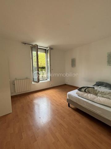 Situé en plein ceur de Blanc-Mesnil, découvrez ce superbe appartement de 44 m2 entièrement rénové récemment, niché dans une petite copropriété de seulement 4 appartements. Ce bien lumineux et parfaitement agencé se compose d'une entrée accueillante, une spacieuse chambre, un séjour confortable avec coin cuisine, une salle d'eau moderne avec WC. Vous profiterez également d'une cave en sous-sol. Grâce à sa localisation idéal en centre-ville, ses faibles charges et ses prestations de qualité, ce bien représente une opportunité parfaite pour tout type d'investissement locatif. Produit rare sur le secteur, à visiter sans tarder.