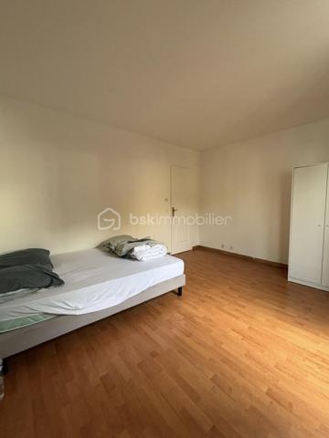 Situé en plein ceur de Blanc-Mesnil, découvrez ce superbe appartement de 44 m2 entièrement rénové récemment, niché dans une petite copropriété de seulement 4 appartements. Ce bien lumineux et parfaitement agencé se compose d'une entrée accueillante, une spacieuse chambre, un séjour confortable avec coin cuisine, une salle d'eau moderne avec WC. Vous profiterez également d'une cave en sous-sol. Grâce à sa localisation idéal en centre-ville, ses faibles charges et ses prestations de qualité, ce bien représente une opportunité parfaite pour tout type d'investissement locatif. Produit rare sur le secteur, à visiter sans tarder.