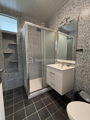 Situé en plein ceur de Blanc-Mesnil, découvrez ce superbe appartement de 44 m2 entièrement rénové récemment, niché dans une petite copropriété de seulement 4 appartements. Ce bien lumineux et parfaitement agencé se compose d'une entrée accueillante, une spacieuse chambre, un séjour confortable avec coin cuisine, une salle d'eau moderne avec WC. Vous profiterez également d'une cave en sous-sol. Grâce à sa localisation idéal en centre-ville, ses faibles charges et ses prestations de qualité, ce bien représente une opportunité parfaite pour tout type d'investissement locatif. Produit rare sur le secteur, à visiter sans tarder.