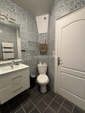 Situé en plein ceur de Blanc-Mesnil, découvrez ce superbe appartement de 44 m2 entièrement rénové récemment, niché dans une petite copropriété de seulement 4 appartements. Ce bien lumineux et parfaitement agencé se compose d'une entrée accueillante, une spacieuse chambre, un séjour confortable avec coin cuisine, une salle d'eau moderne avec WC. Vous profiterez également d'une cave en sous-sol. Grâce à sa localisation idéal en centre-ville, ses faibles charges et ses prestations de qualité, ce bien représente une opportunité parfaite pour tout type d'investissement locatif. Produit rare sur le secteur, à visiter sans tarder.
