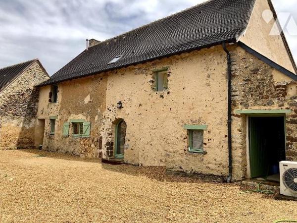 ASNIERES SUR VEGRE : Ensemble immobilier comprenant deux logements et une grange 