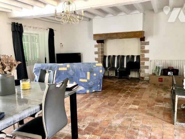 ASNIERES SUR VEGRE : Ensemble immobilier comprenant deux logements et une grange 