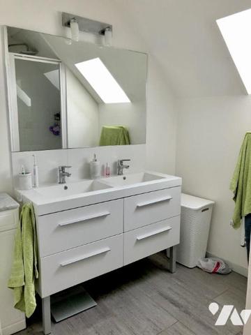 ASNIERES SUR VEGRE : Ensemble immobilier comprenant deux logements et une grange 