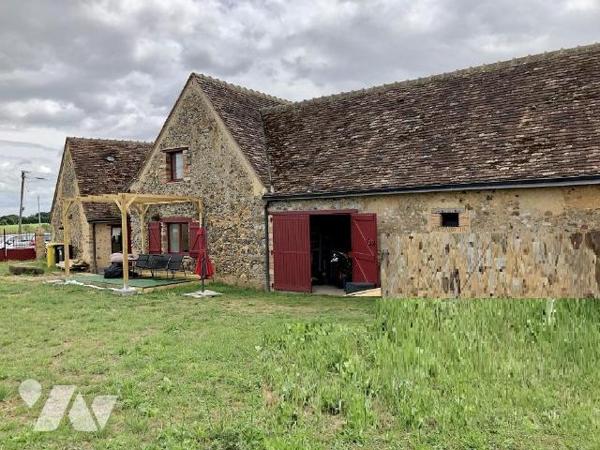 ASNIERES SUR VEGRE : Ensemble immobilier comprenant deux logements et une grange 