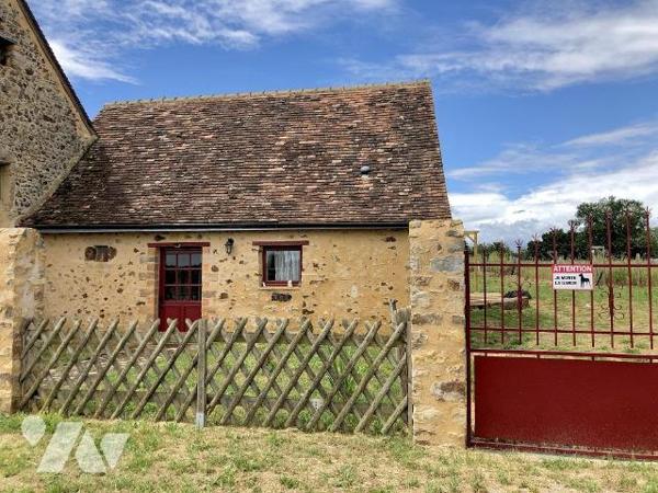 ASNIERES SUR VEGRE : Ensemble immobilier comprenant deux logements et une grange 