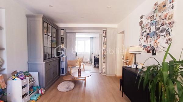 Proche du Zoo des Sables d'Olonne et à pied de la plage de Tanchet, venez découvrir cet appartement entièrement rénové situé au 1er étage d'une copropriété calme et bien entretenue. Il offre une vue splendide sur le parc boisé de la résidence, un cadre naturel exceptionnel et très rare aux Sables d'Olonne.
Dès l'entrée, vous serez séduits par les volumes et la qualité des prestations.
L'appartement se compose d'une vaste entrée avec des rangements, une spacieuse pièce de vie baignée de lumière comprenant un espace salon et un espace salle à manger.
Une cuisine indépendante entièrement aménagée et équipée avec des matériaux et des équipements haut de gamme complète les prestations confortables et spacieuses de l'appartement. Une loggia attenante offre un espace supplémentaire, idéale pour le rangement.
L'espace nuit se compose de trois chambres, dont une élégante suite parentale avec un dressing et une salle d'eau privative équipée d'une douche à l'italienne. Une seconde salle d'eau avec une douche à l'italienne vient compléter le confort de l'appartement, ainsi que deux toilettes.
En complément, un garage peut être acquis en supplément!
Un bien coup de cœur à découvrir sans tarder!
Dans une copropriété de 164 lots. Aucune procédure est en cours.
