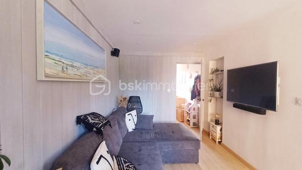 Proche du Zoo des Sables d'Olonne et à pied de la plage de Tanchet, venez découvrir cet appartement entièrement rénové situé au 1er étage d'une copropriété calme et bien entretenue. Il offre une vue splendide sur le parc boisé de la résidence, un cadre naturel exceptionnel et très rare aux Sables d'Olonne.
Dès l'entrée, vous serez séduits par les volumes et la qualité des prestations.
L'appartement se compose d'une vaste entrée avec des rangements, une spacieuse pièce de vie baignée de lumière comprenant un espace salon et un espace salle à manger.
Une cuisine indépendante entièrement aménagée et équipée avec des matériaux et des équipements haut de gamme complète les prestations confortables et spacieuses de l'appartement. Une loggia attenante offre un espace supplémentaire, idéale pour le rangement.
L'espace nuit se compose de trois chambres, dont une élégante suite parentale avec un dressing et une salle d'eau privative équipée d'une douche à l'italienne. Une seconde salle d'eau avec une douche à l'italienne vient compléter le confort de l'appartement, ainsi que deux toilettes.
En complément, un garage peut être acquis en supplément!
Un bien coup de cœur à découvrir sans tarder!
Dans une copropriété de 164 lots. Aucune procédure est en cours.