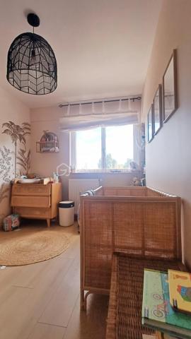 Proche du Zoo des Sables d'Olonne et à pied de la plage de Tanchet, venez découvrir cet appartement entièrement rénové situé au 1er étage d'une copropriété calme et bien entretenue. Il offre une vue splendide sur le parc boisé de la résidence, un cadre naturel exceptionnel et très rare aux Sables d'Olonne.
Dès l'entrée, vous serez séduits par les volumes et la qualité des prestations.
L'appartement se compose d'une vaste entrée avec des rangements, une spacieuse pièce de vie baignée de lumière comprenant un espace salon et un espace salle à manger.
Une cuisine indépendante entièrement aménagée et équipée avec des matériaux et des équipements haut de gamme complète les prestations confortables et spacieuses de l'appartement. Une loggia attenante offre un espace supplémentaire, idéale pour le rangement.
L'espace nuit se compose de trois chambres, dont une élégante suite parentale avec un dressing et une salle d'eau privative équipée d'une douche à l'italienne. Une seconde salle d'eau avec une douche à l'italienne vient compléter le confort de l'appartement, ainsi que deux toilettes.
En complément, un garage peut être acquis en supplément!
Un bien coup de cœur à découvrir sans tarder!
Dans une copropriété de 164 lots. Aucune procédure est en cours.