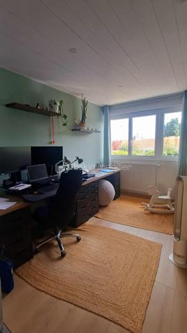 Proche du Zoo des Sables d'Olonne et à pied de la plage de Tanchet, venez découvrir cet appartement entièrement rénové situé au 1er étage d'une copropriété calme et bien entretenue. Il offre une vue splendide sur le parc boisé de la résidence, un cadre naturel exceptionnel et très rare aux Sables d'Olonne.
Dès l'entrée, vous serez séduits par les volumes et la qualité des prestations.
L'appartement se compose d'une vaste entrée avec des rangements, une spacieuse pièce de vie baignée de lumière comprenant un espace salon et un espace salle à manger.
Une cuisine indépendante entièrement aménagée et équipée avec des matériaux et des équipements haut de gamme complète les prestations confortables et spacieuses de l'appartement. Une loggia attenante offre un espace supplémentaire, idéale pour le rangement.
L'espace nuit se compose de trois chambres, dont une élégante suite parentale avec un dressing et une salle d'eau privative équipée d'une douche à l'italienne. Une seconde salle d'eau avec une douche à l'italienne vient compléter le confort de l'appartement, ainsi que deux toilettes.
En complément, un garage peut être acquis en supplément!
Un bien coup de cœur à découvrir sans tarder!
Dans une copropriété de 164 lots. Aucune procédure est en cours.