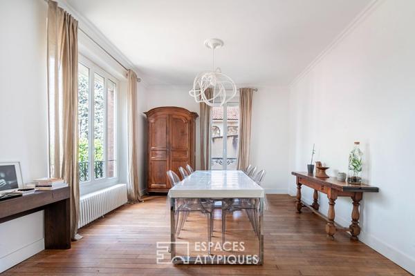 Meulière classée avec cour pavée et jardin