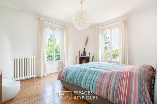 Meulière classée avec cour pavée et jardin