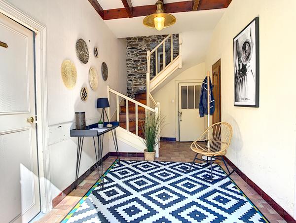 Maison pierres et ardoises, terrasse et jardin vue mer