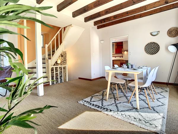 Maison pierres et ardoises, terrasse et jardin vue mer