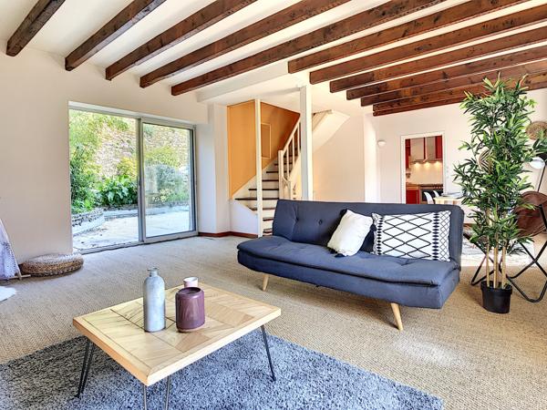 Maison pierres et ardoises, terrasse et jardin vue mer