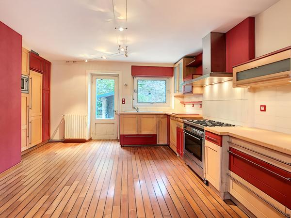 Maison pierres et ardoises, terrasse et jardin vue mer