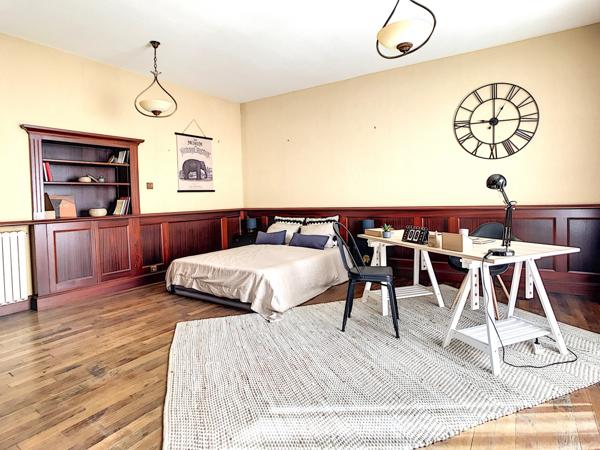 Maison pierres et ardoises, terrasse et jardin vue mer