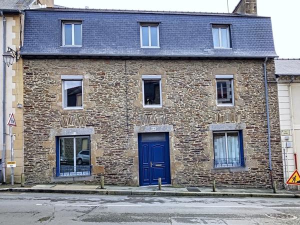 Maison pierres et ardoises, terrasse et jardin vue mer