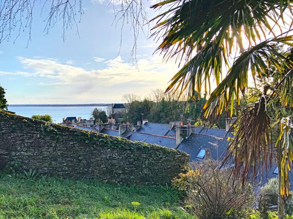 Maison pierres et ardoises, terrasse et jardin vue mer