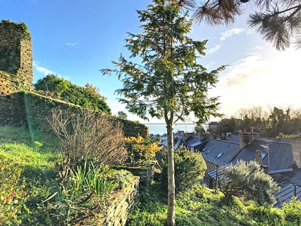 Maison pierres et ardoises, terrasse et jardin vue mer