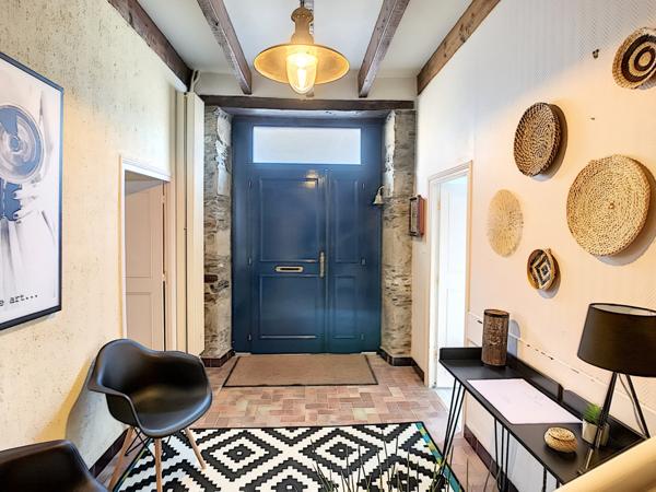 Maison pierres et ardoises, terrasse et jardin vue mer