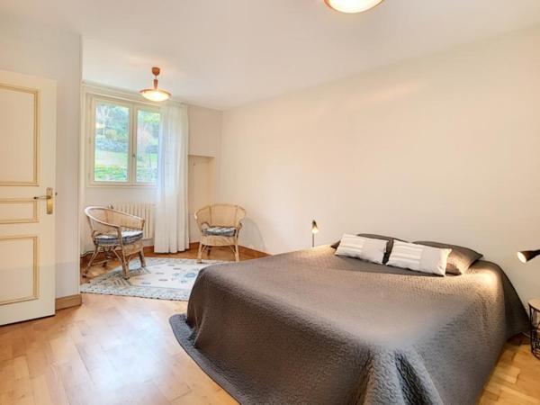 Maison pierres et ardoises, terrasse et jardin vue mer