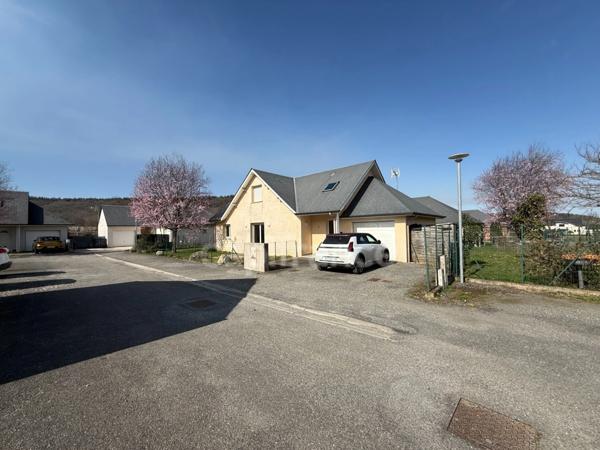 Maison récente avec garage et terrain clos