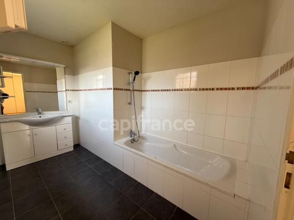 Maison récente avec garage et terrain clos