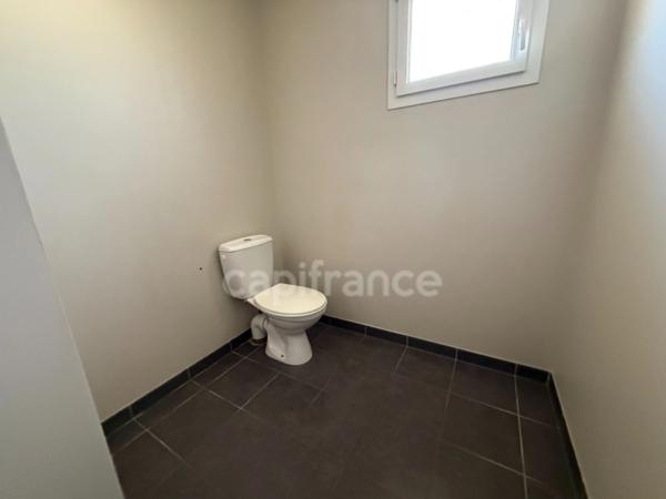 Maison récente avec garage et terrain clos