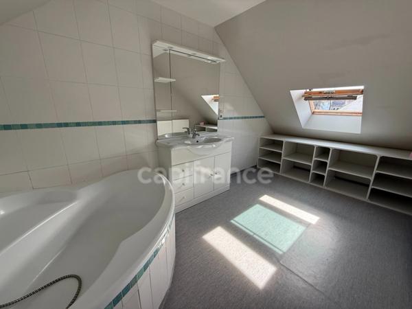 Maison récente avec garage et terrain clos