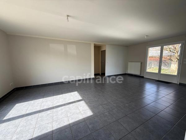 Maison récente avec garage et terrain clos