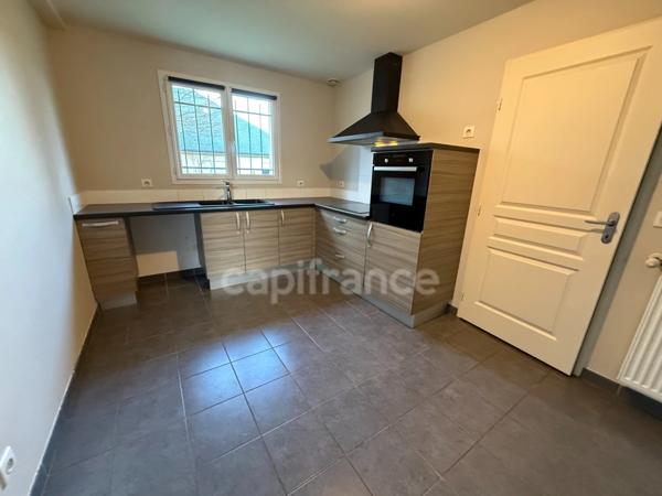 Maison récente avec garage et terrain clos