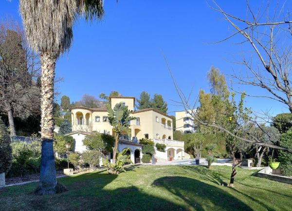 Maison à vendre    9 pièces • 445 m2 Nice