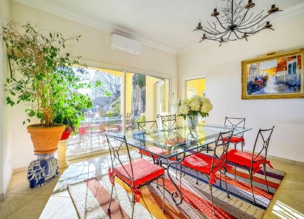 Maison à vendre    9 pièces • 445 m2 Nice