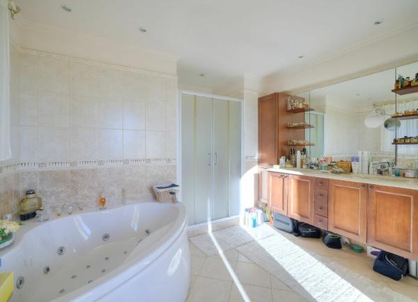 Maison à vendre    9 pièces • 445 m2 Nice