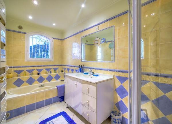 Maison à vendre    9 pièces • 445 m2 Nice