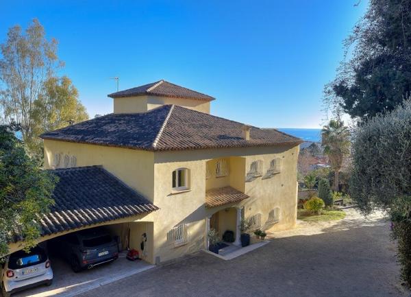 Maison à vendre    9 pièces • 445 m2 Nice