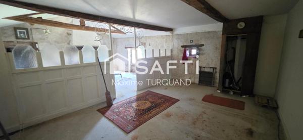 Longère à rénover 150m², 2100m² de terrain avec dépendances.