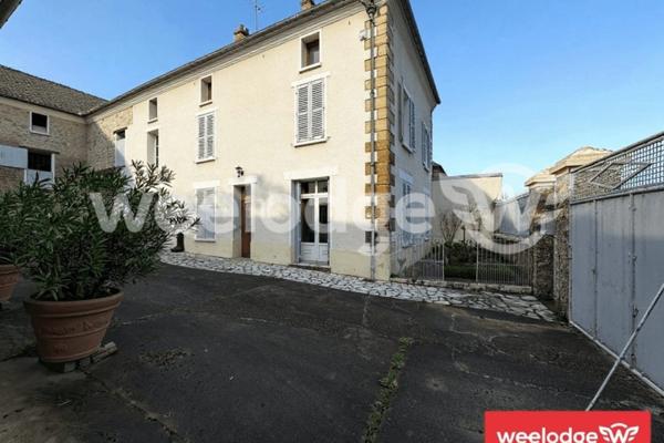 Maison à vendre 10 pièces de 505 m² à Jouy-le-Moutier