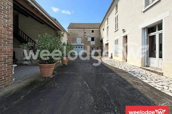 Maison à vendre 10 pièces de 505 m² à Jouy-le-Moutier
