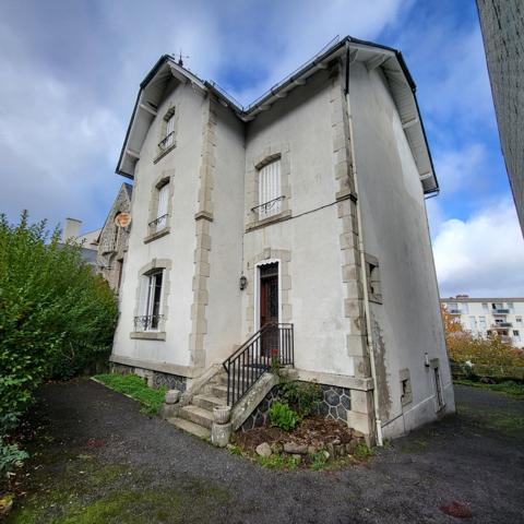 Maison bourgeoise proche du centre ville Riom es Montagnes (15400)