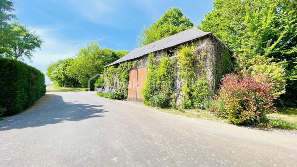 🐴 Avis aux amoureux de nature, de charme et d'équitation ! 🌿
Découvrez cette propriété rare qui allie à la perfection l'authenticité de l'histoire et le confort moderne, sur un superbe domaine de plus d' 1 hectare 🌳.

🎥 Vidéo / Visite virtuelle disponible sur demande ! 📲

📍 Une situation idéale :
En campagne, au calme absolu, tout en restant à seulement 12 min de Janzé, 13 min de La Guerche-de-Bretagne 🚗 et à 37 minutes de RENNES-MAIRIE / HYPER CENTRE ! Un accès rapide à tous les commerces, écoles et services.

🏡 UN INTÉRIEUR CHALEUREUX, SPACIEUX & DE PLAIN-PIED
Entièrement rénovée, la maison vous offre de beaux volumes et une circulation très fluide :
🍳 Cuisine XL aménagée & équipée, véritable cœur de la maison.
🔥 Séjour de caractère avec une majestueuse cheminée d'époque, des poutres apparentes et de magnifiques colombages.
🛋️ Salon indépendant pour vos moments de détente.
💻 Bureau dédié au télétravail (avec fibre optique déjà installée 🚀).
🛏️ Espace nuit : 4 chambres confortables, 1 salle de bain, 1 salle d'eau, 1 buanderie/lingerie fonctionnelle.
🚗 Garage attenant.

🌳 UN EXTÉRIEUR DÉDIÉ À LA DÉTENTE ET VOS PASSIONS
☀️ Parc arboré de 3 800 m² entourant la maison avec une belle terrasse exposée plein SUD.
🏡 Studio indépendant d'environ 20 m² avec mezzanine et terrasse couverte (parfait pour recevoir la famille, les amis ou faire de la location 🗝️).
🛠️ Superbe potentiel d'extension : un bâtiment de 100 m² à rénover et un grand hangar !

🐴 INSTALLATIONS ÉQUESTRES DE PREMIER ORDRE
Vous avez des chevaux ou des animaux ? Ce domaine est prêt à vous accueillir !
🐴 Barn de 300 m² équipé de 8 boxes.
🌾 Paddocks en herbe d'environ 1 hectare, entièrement clôturés en lisses de bois avec un accès direct et facilité.
🌱 Possibilité d'acquérir plus de terre !

⭐ LES POINTS FORTS QUI FONT LA DIFFÉRENCE :
🌱 Très faible consommation énergétique : DPE Classe B ! (Pompe à chaleur + isolation de haute qualité) ❄️🔥
📡 Fibre optique pour une connexion haut débit.
🏠 Toiture en ardoises naturelles en parfait état.

Un bien d'exception sur le marché, prêt à vous accueillir avec vos projets et vos animaux ! 🐎✨

📞 Une visite s'impose ! Contactez-nous dès maintenant pour en savoir plus et recevoir la vidéo / visite virtuelle. 📩