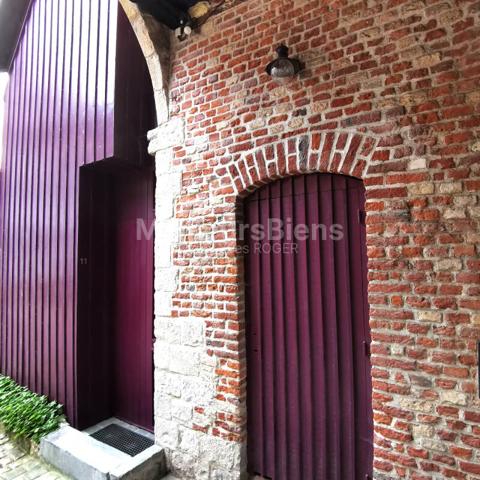 Superbe maison en pierres de taille et briques Vieux Valenciennes 5 chambres grande cour parking