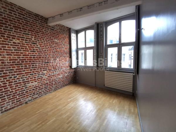 Superbe maison en pierres de taille et briques Vieux Valenciennes 5 chambres grande cour parking