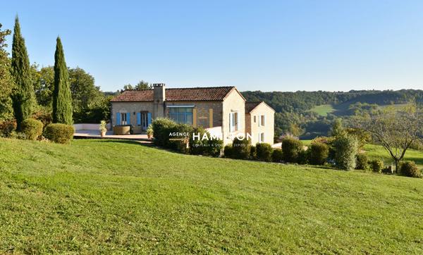 ENSEMBLE DE DEUX MAISONS INDEPENDANTES AVEC VUE DEGAGEE SUR 1.5 Ha DE TERRAIN AVEC PISCINE Cordes sur ciel