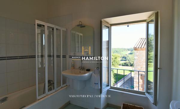 ENSEMBLE DE DEUX MAISONS INDEPENDANTES AVEC VUE DEGAGEE SUR 1.5 Ha DE TERRAIN AVEC PISCINE Cordes sur ciel