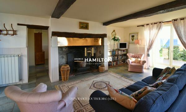 ENSEMBLE DE DEUX MAISONS INDEPENDANTES AVEC VUE DEGAGEE SUR 1.5 Ha DE TERRAIN AVEC PISCINE Cordes sur ciel