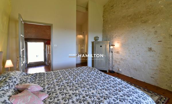 ENSEMBLE DE DEUX MAISONS INDEPENDANTES AVEC VUE DEGAGEE SUR 1.5 Ha DE TERRAIN AVEC PISCINE Cordes sur ciel